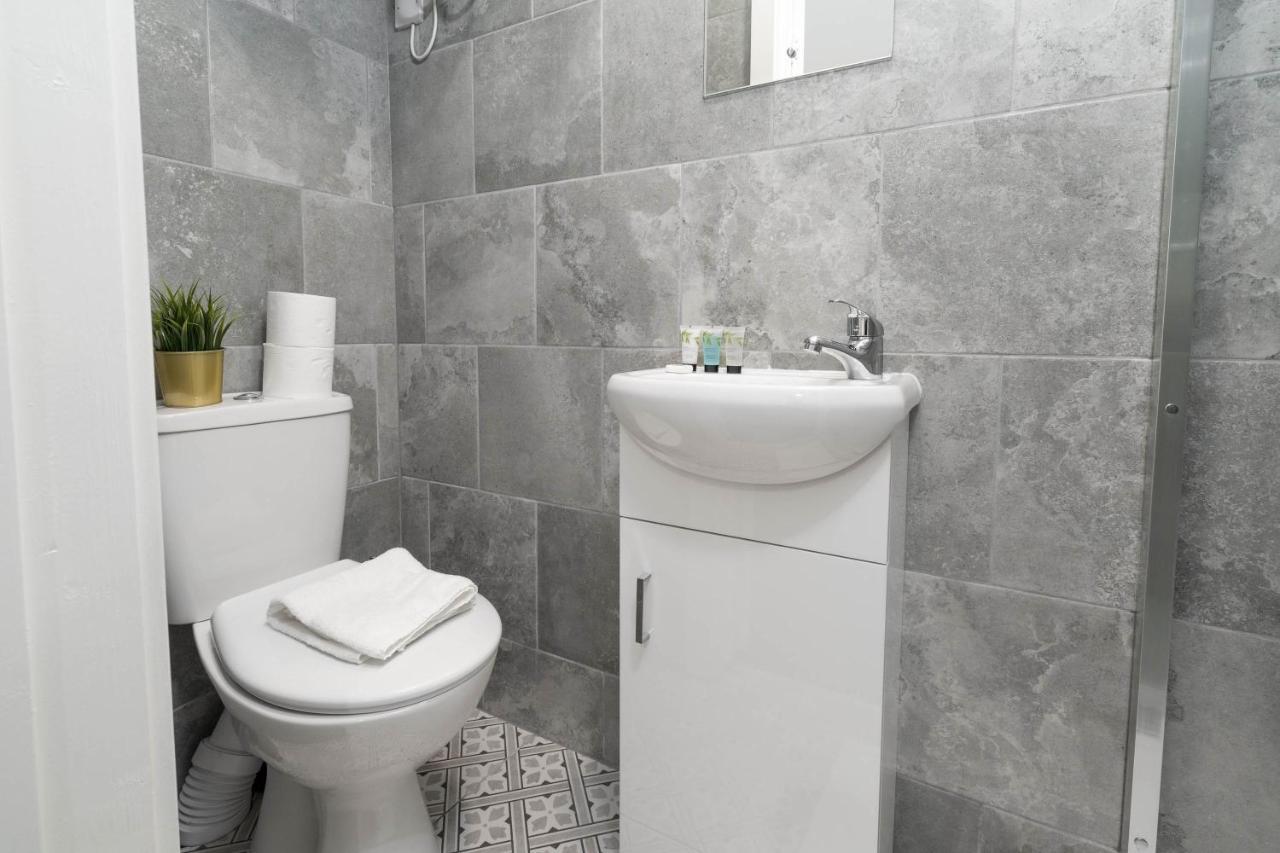 Two Bedroom Apartment - En Suites - Smart Tv'S - Wifi - Netflix - Bearwood Бирмингем Экстерьер фото