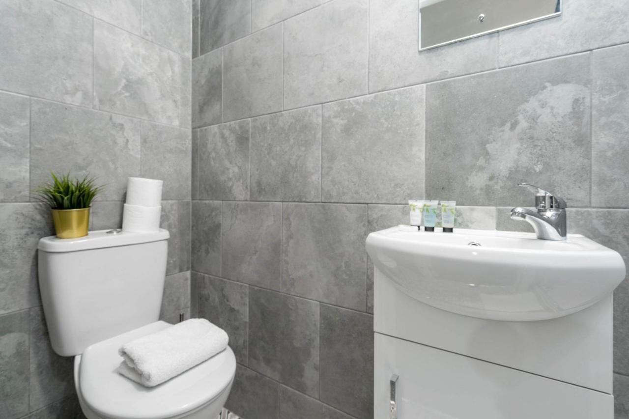Two Bedroom Apartment - En Suites - Smart Tv'S - Wifi - Netflix - Bearwood Бирмингем Экстерьер фото