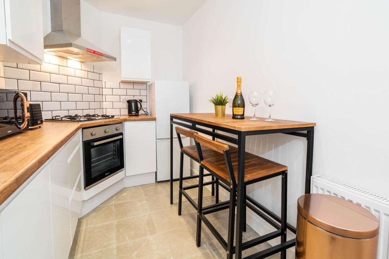 Two Bedroom Apartment - En Suites - Smart Tv'S - Wifi - Netflix - Bearwood Бирмингем Экстерьер фото